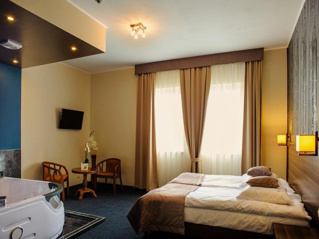 Hotel Sevilla Рава-Мазовєцка Екстер'єр фото